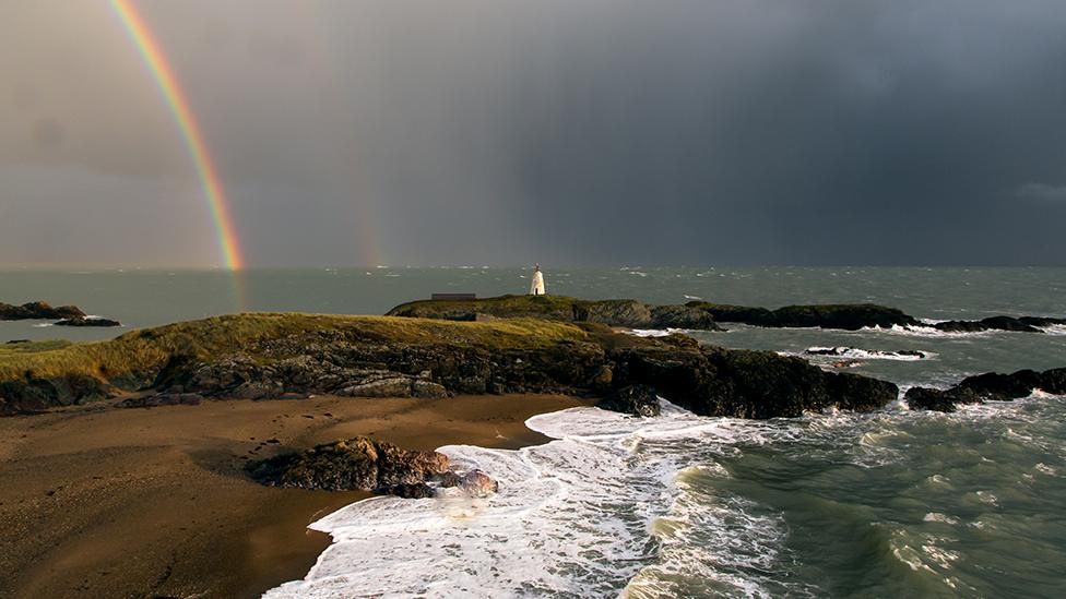 Enfys ac Ynys Llanddwyn