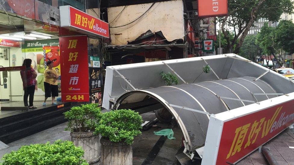 Collapsed shop fronts in Zhongshan District, Taipei City (29 Sept 2015)