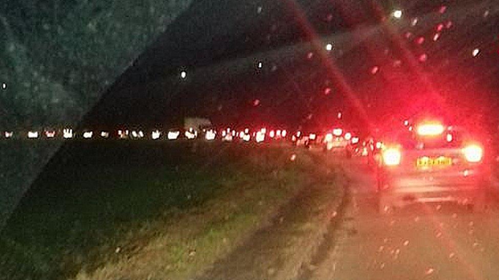 Queue at Warburton Toll Bridge