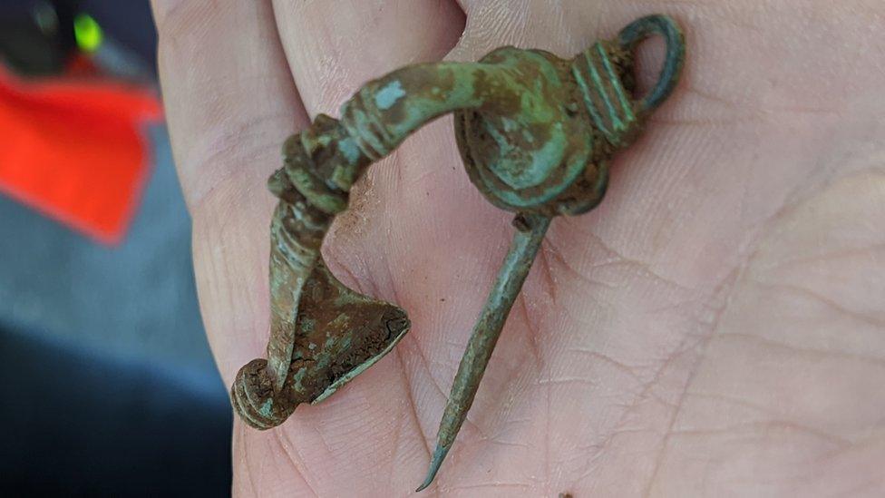 Bow-shaped brooch