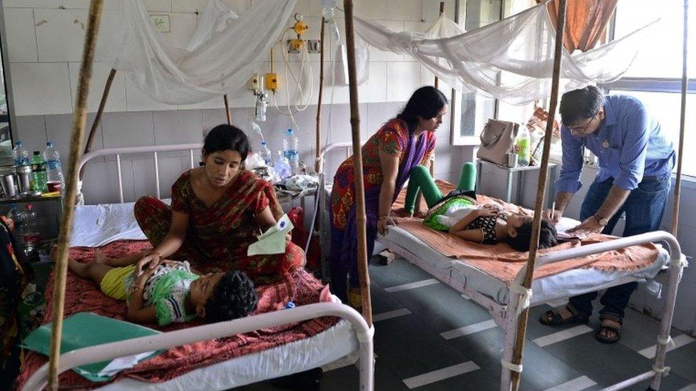 An Indian doctor attends to dengue patients in a dengue pediatric ward of The Hindu Rao hospital in New Delhi on September 16, 2015.