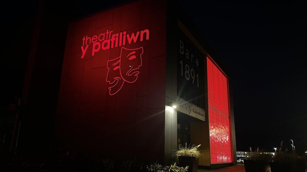 Theatr Pafiliwn Y Rhyl wedi ei goleuo'n goch