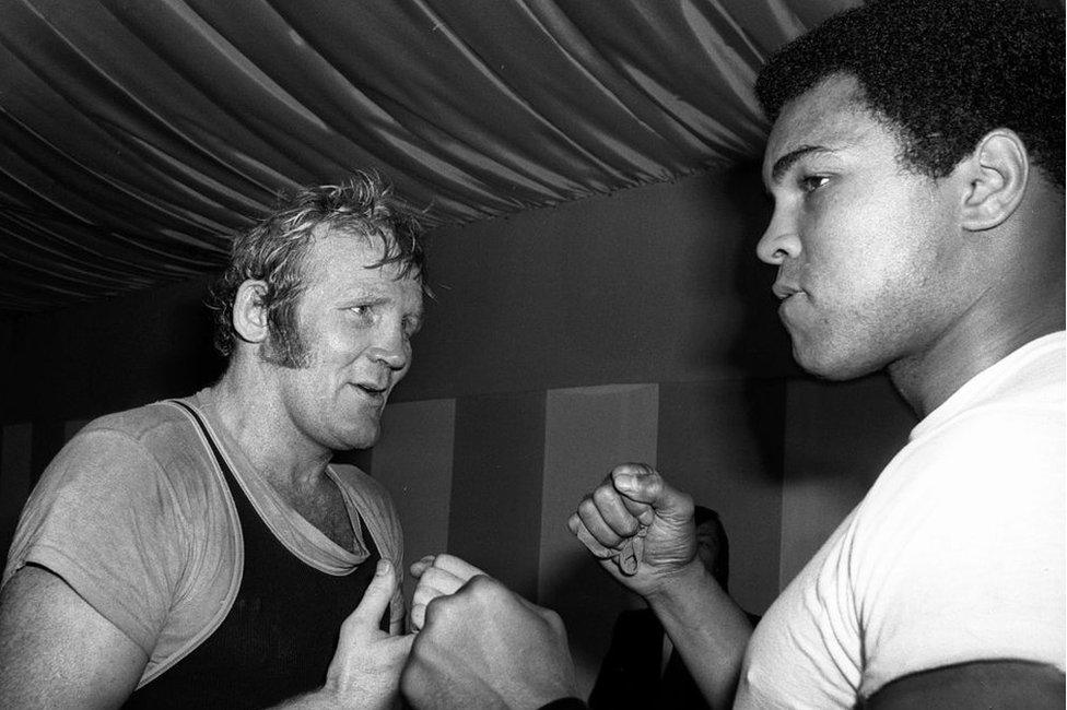 Richard Dunn and Muhammad Ali meet before their 1976 World title bout