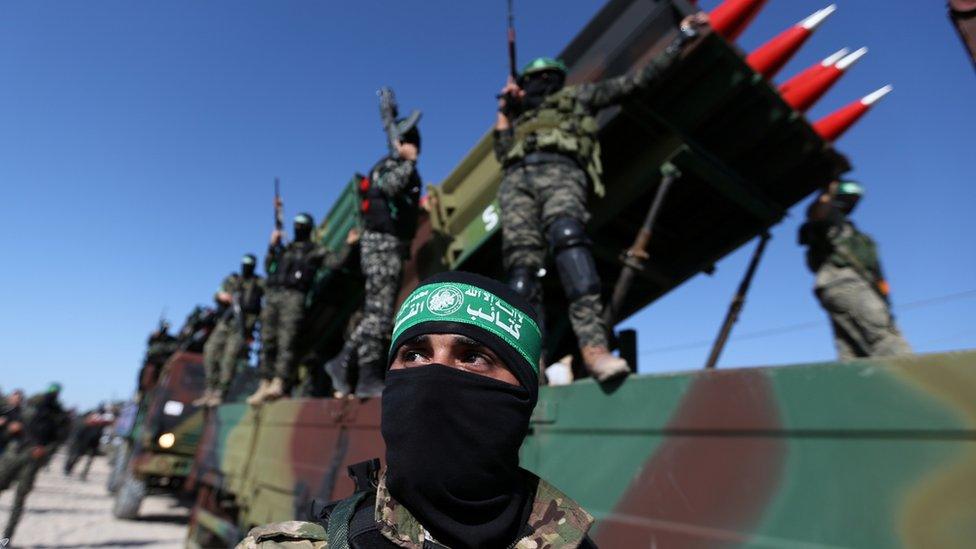 Palestinian Hamas militants display a rocket launcher during an anti-Israel rally in the southern Gaza Strip (27 May 2021)