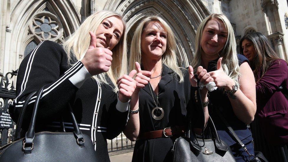 Janet Skinner (centre)