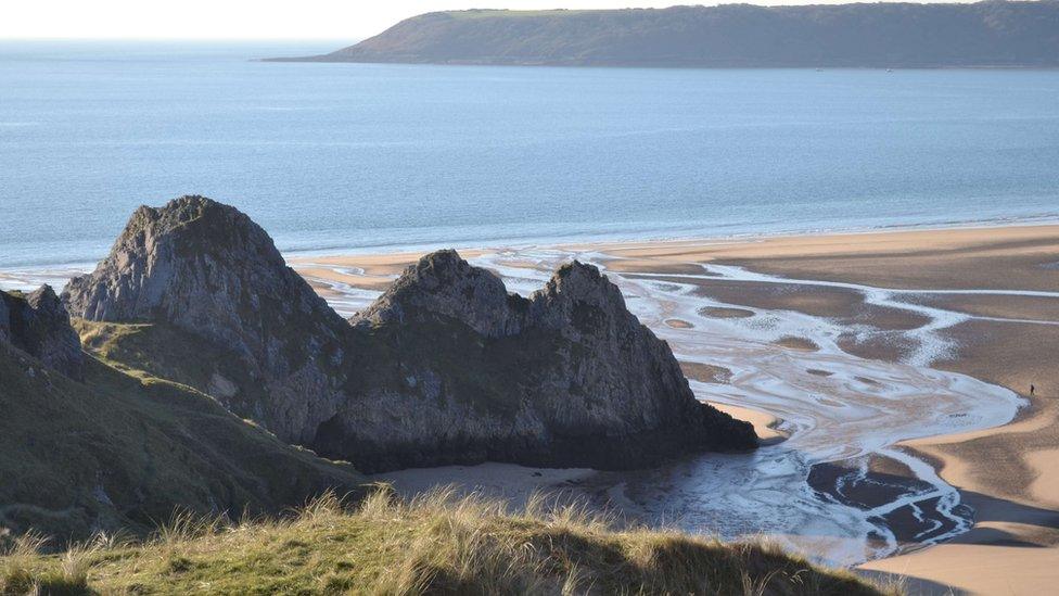 A chilly morning at Three Cliffs Bay, Gower,