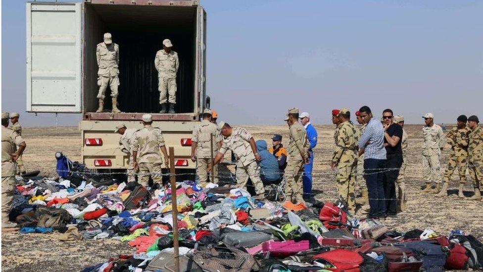 Russian emergency services personnel and Egyptian servicemen working at the crash site (2 November 2015)