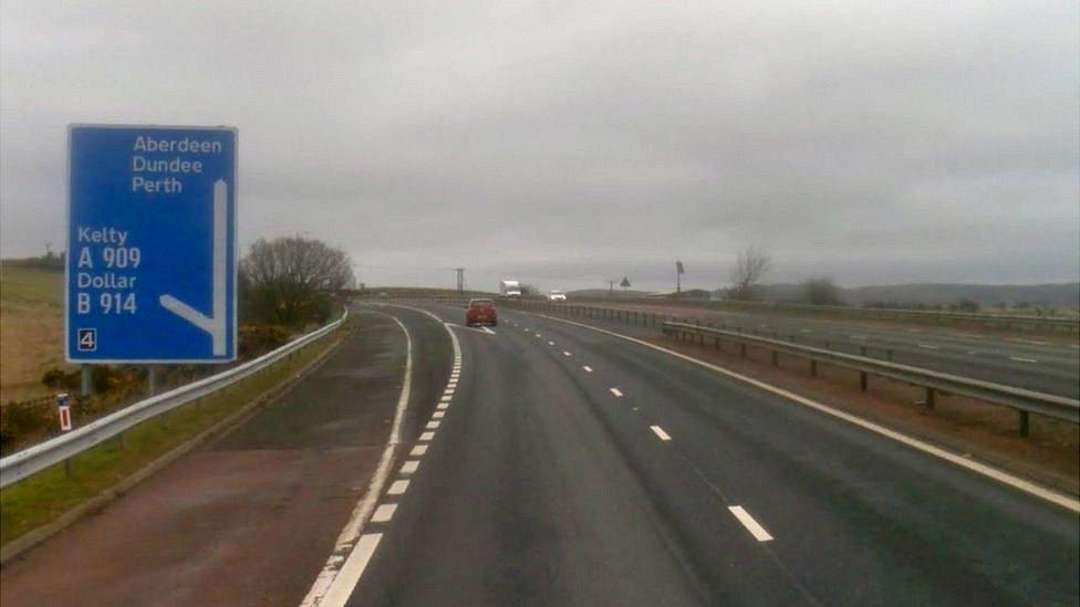 Man dies after M90 motorway barrier crash in Fife - BBC News