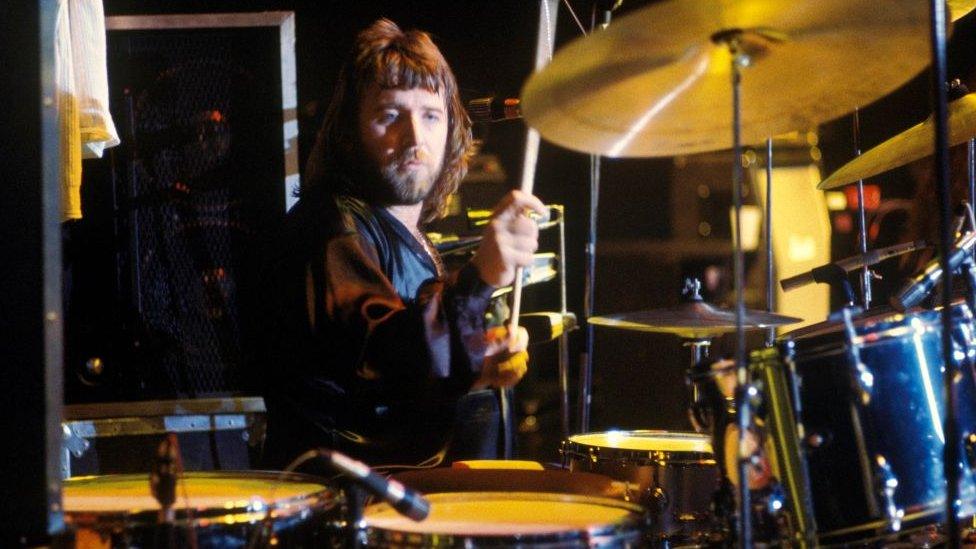 Lee Kerslake performing