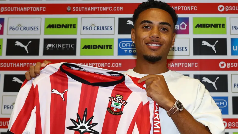 El Southampton ficha a Dobbin procedente del Aston Villa por 9 millones de libras.