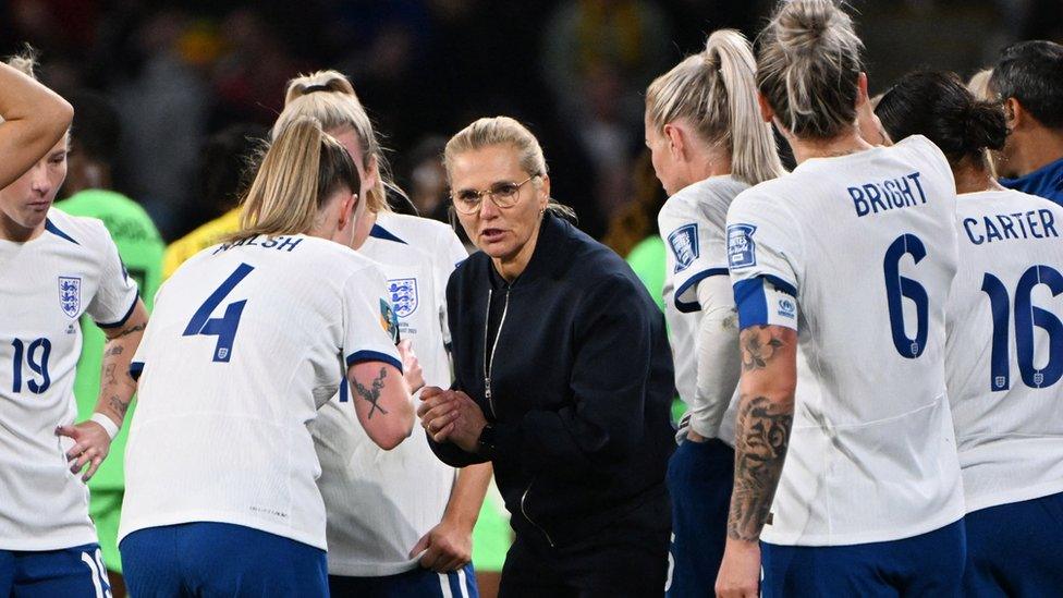 Boss Serena Wiegman chats to the team before extra time begins