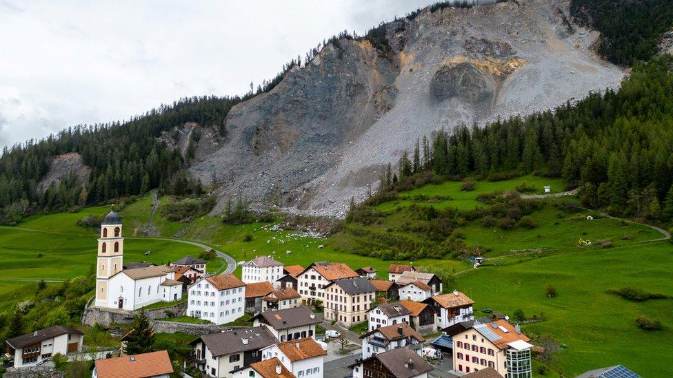 Village of Brienz in front of the zone of rockslide