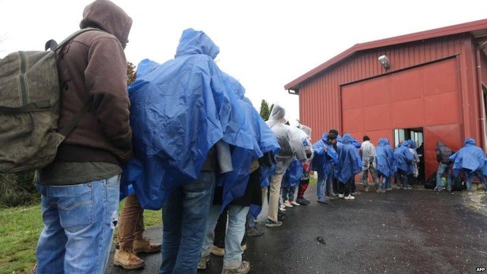 Migrants queue to register after crossing into Slovenia 17/10/2015