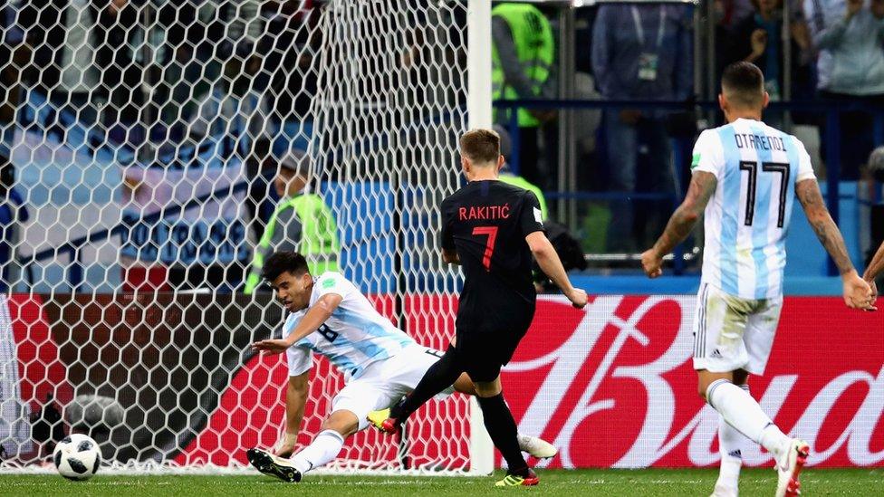 Ivan Rakitic of Croatia scores during the 2018 FIFA World Cup Russia group D match between Argentina and Croatia at Nizhny Novgorod Stadium on June 21, 2018