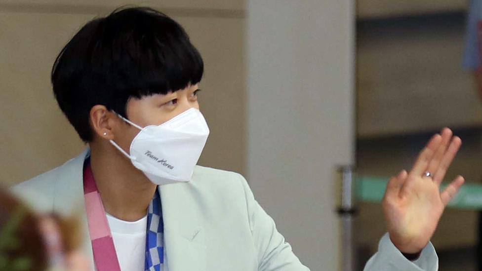 South Korea archer An San waves as she arrives at Incheon International Airport in Incheon, west of Seoul, on Aug. 1, 2021.