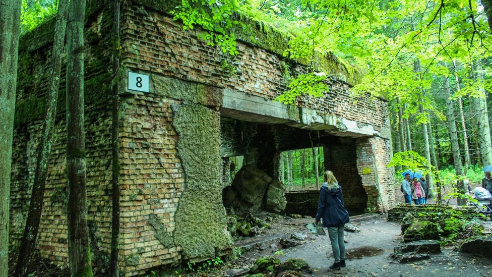 Wolf's Lair, with tourists, 2 Sep 17