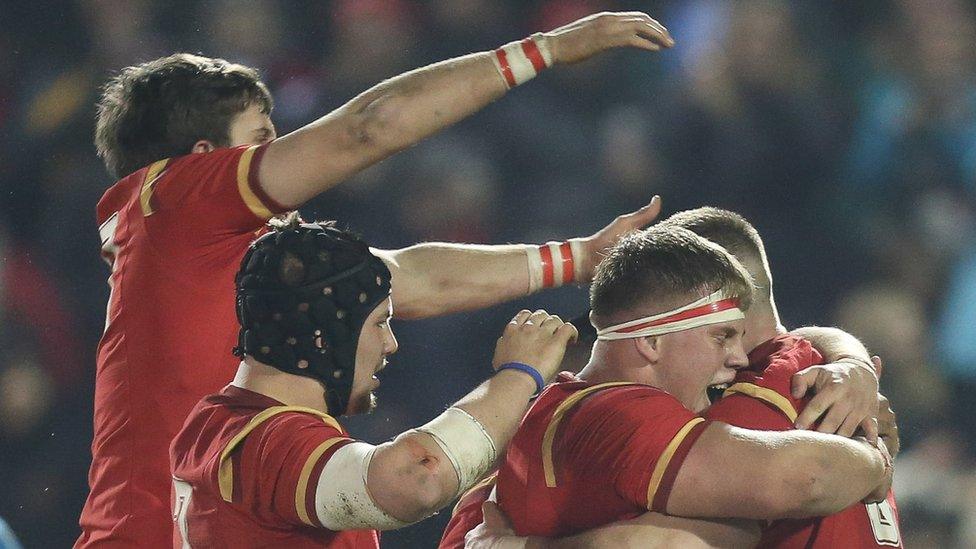 Wales U20 celebrate Harrison Keddie's try