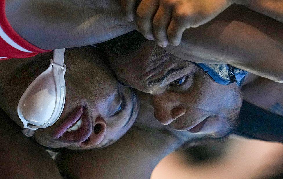 Donnell Washington of the Indiana Hoosiers wrestles Gabe Arnold of the Iowa Hawkeyes during the NCAA Men's Wrestling Championship at the Wells Fargo Centre on 20 March in Philadelphia.