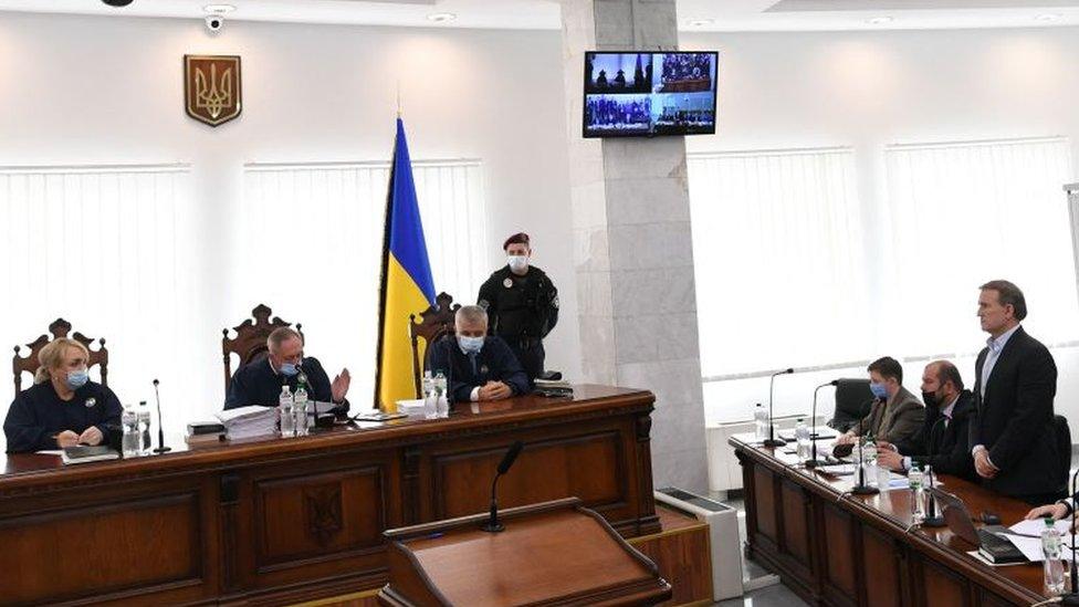 Last year, Medvedchuk (R) was placed under house arrest and unsuccessfully appealed for his release in a Kyiv court