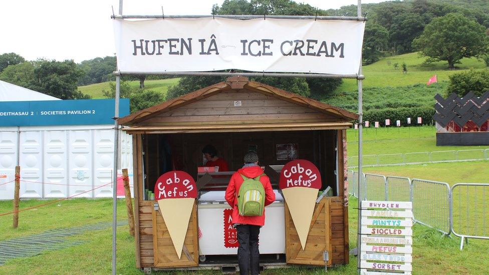 Gwerthwr hufan ia // Ice Cream seller