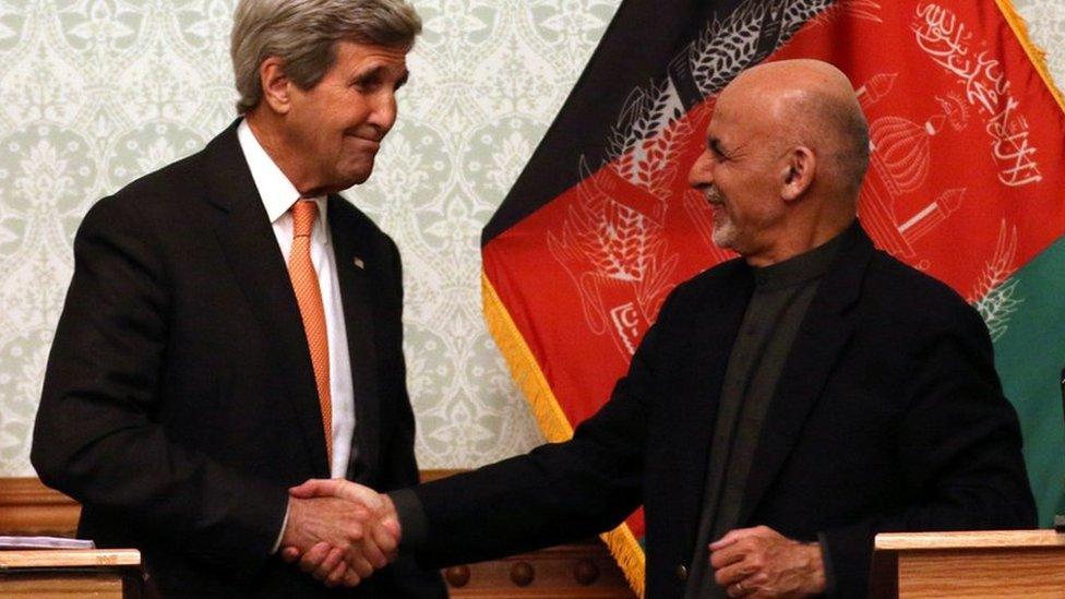 US Secretary of State John Kerry (L) and Afghan President Ashraf Ghani during a joint press conference in Kabul, Afghanistan, 09 April 2016.