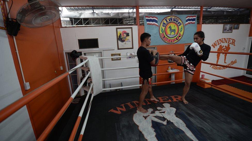 Ratchadaphon Winhantamma sparring in the ring