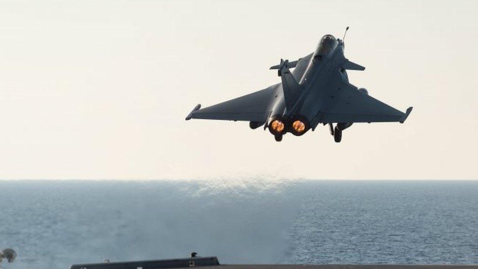 A French military jet takes off from the Charles de Gaulle aircraft carrier deployed in the Mediterranean Sea (23 November 2015)