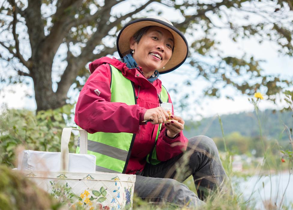 Long Litt Woon, foraging