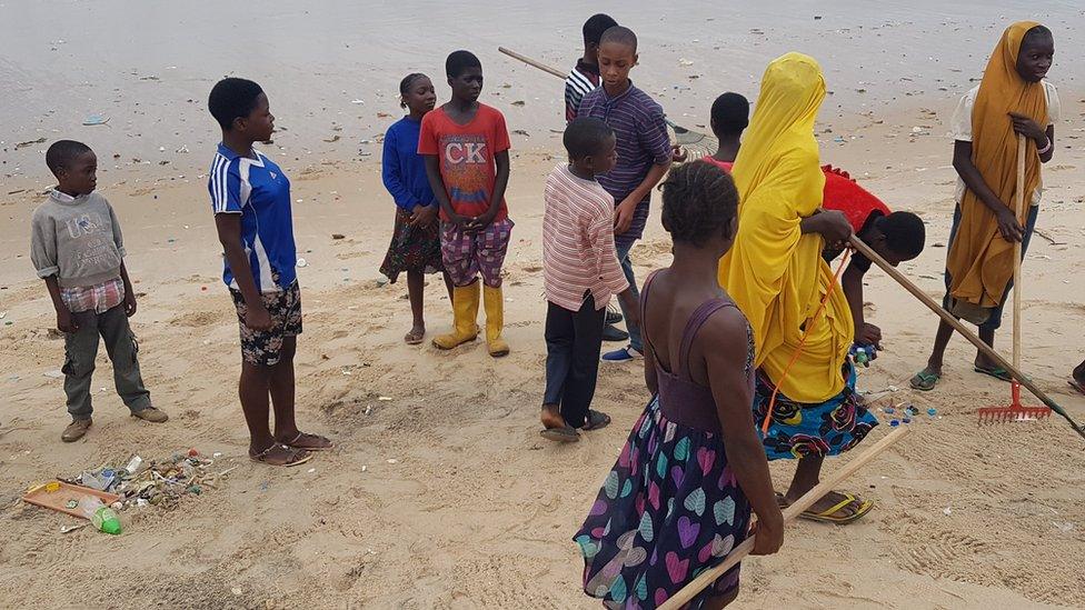 Children collecting rubbish on Elegushi beach