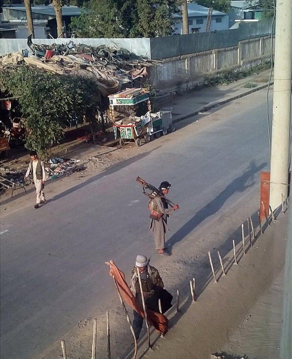 Taliban fighters walk with their weapons on a street in Kunduz, north of Kabul, Afghanistan (28 Sept 2015)