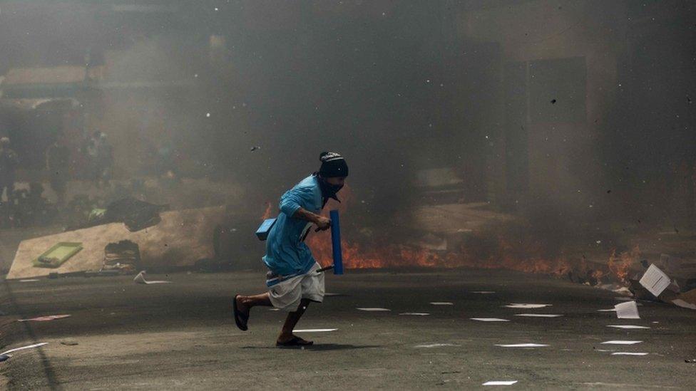 A youth runs past a barricade during clashes against the National Police in Masaya, Nicaragua, 02 June 2018