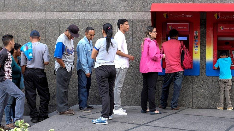 Queue at cashpoint in Caracas, 21 Aug 18