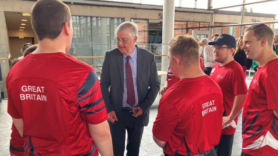 Mark Drakeford yn cyfarfod athletwyr