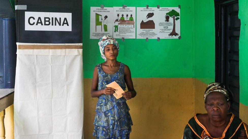 A woman casts her ballot for the Equatorial Guinea legislative elections in Malabo, Equatorial Guinea, 12 November 2017.