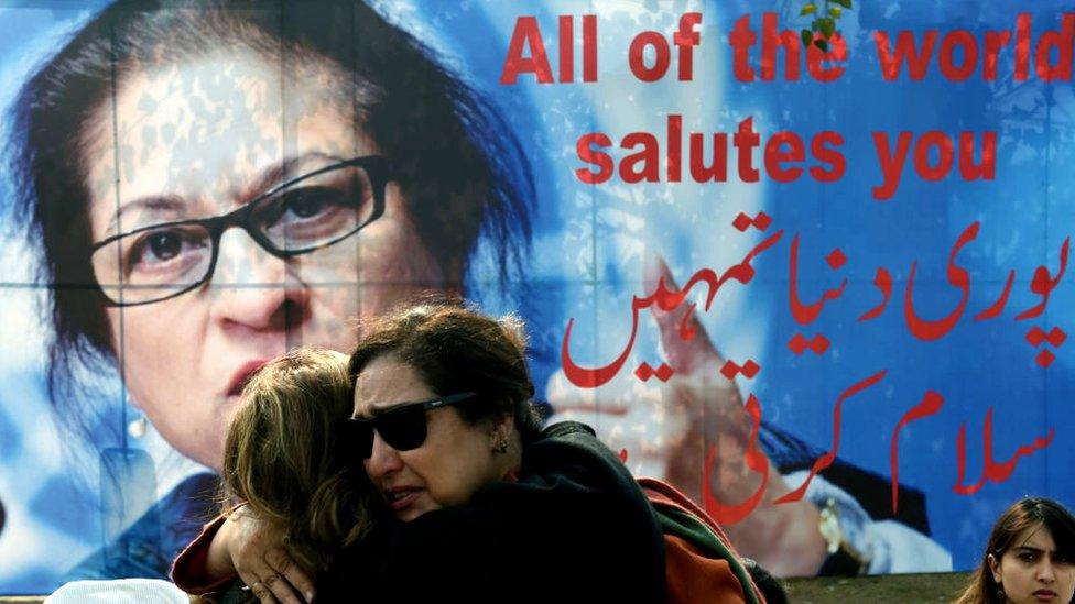 Pakistani colleagues of lawyer and rights advocate Asma Jahangir mourn during her funeral