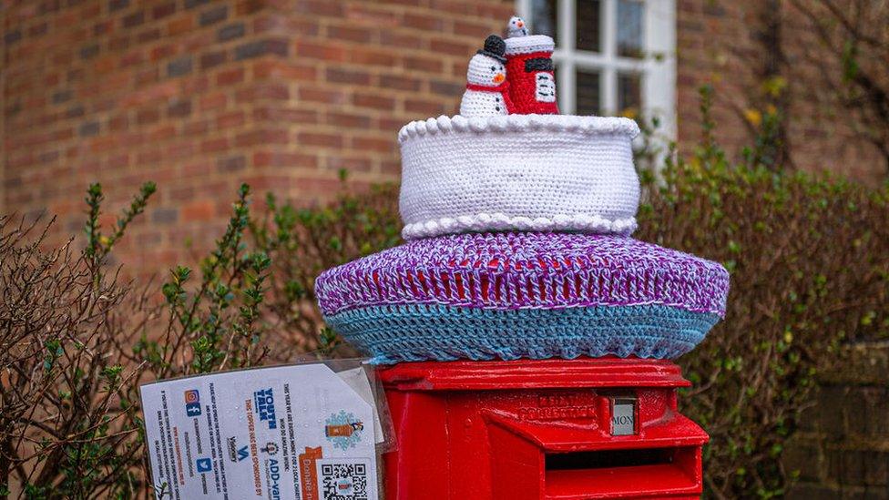 Post box topper