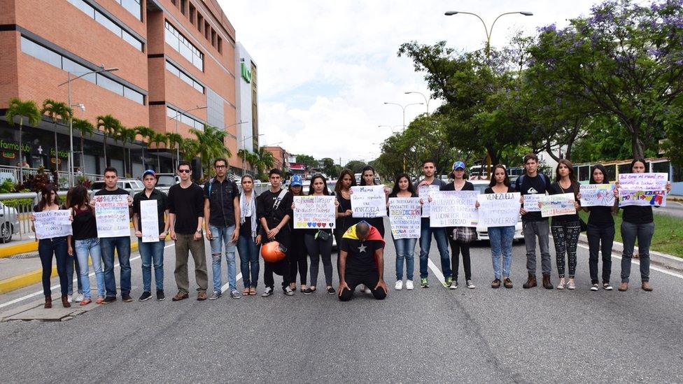 Dentistry students blocking a road in Mérida