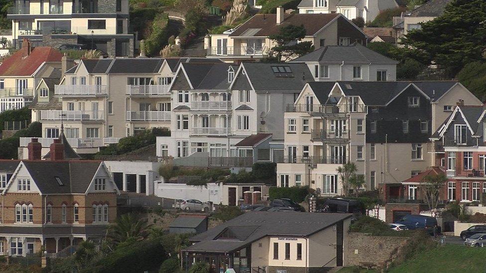 Commission calls for new measures on Devon holiday lets - BBC News