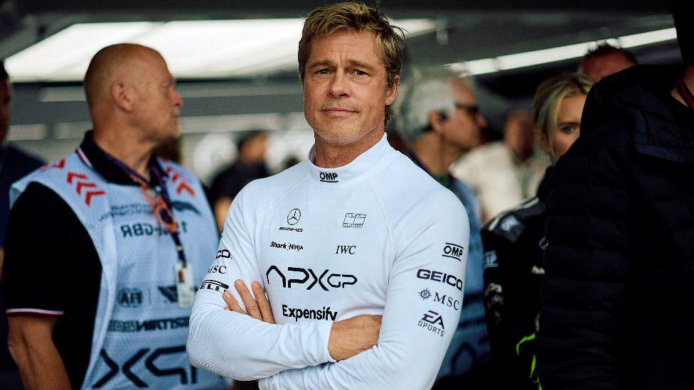 Aktori i Hollivudit, Brad Pitt, duke aktruar në një film të ardhshëm të bazuar në Formula 1, ndjek seancën e dytë stërvitore përpara Çmimit të Madh Britanik të Formula 1 në pistën e garave me motor Silverstone në Silverstone, Anglia qendrore, më 5 korrik 2024.