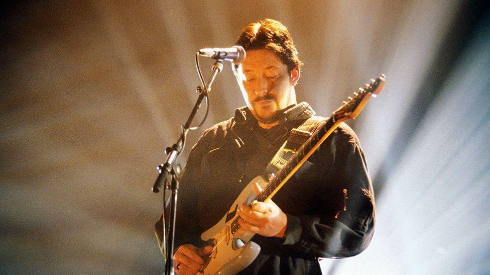 Chris Rea duke performuar në skenë në vitin 1990, duke luajtur në një kitarë elektrike dhe duke qëndruar para një mikrofoni. Ai mban veshur një kostum të errët me mëngë të gjata, dhe dritat e ndritshme të skenës krijojnë rreze dramatike që rrezatojnë në sfond.