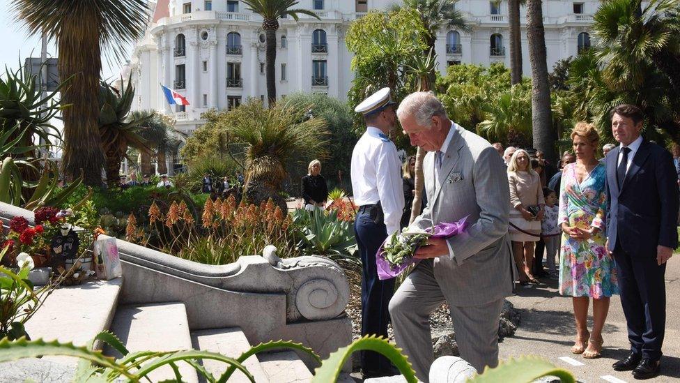 Prince Charles lays bouquet