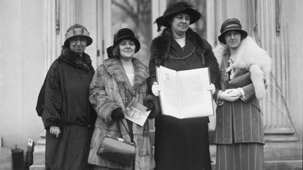 Annie-Jane Hughes-Griffiths gyda Gladys Thomas, Mary Ellis ac Elined Prys yn cyflwyno'r ddeiseb yn Washington ym Mawrth 1924