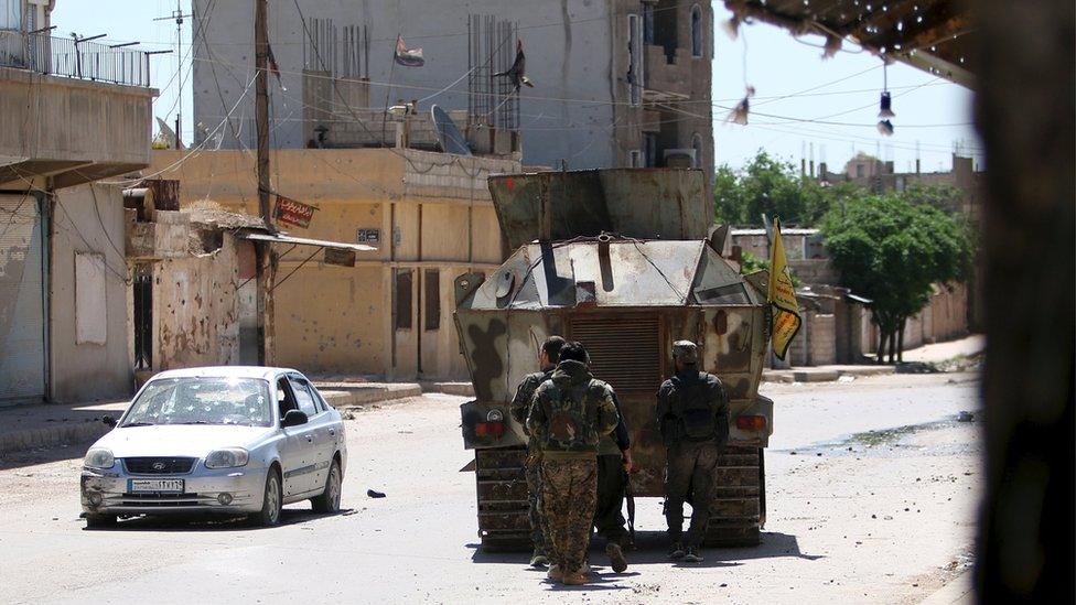 Kurdish fighters advance in Qamishli April 22, 2016