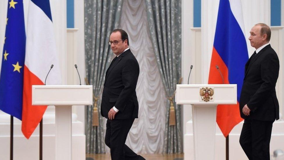 Russian President Vladimir Putin, (right) and French President Francois Hollande, arrive to give a joint press conference after their meeting in Moscow (26 November 2015)