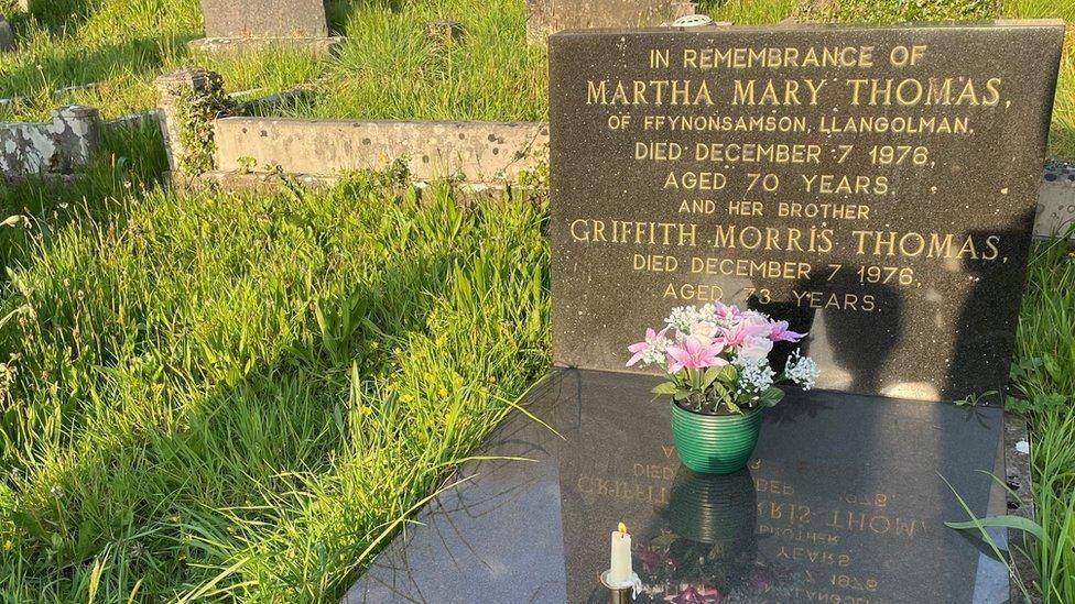 Mae Griff Thomas a'i chwaer Martha wedi eu claddu ym mynwent capel Rhydwilym, ble roedd y ddau yn cyd-addoli