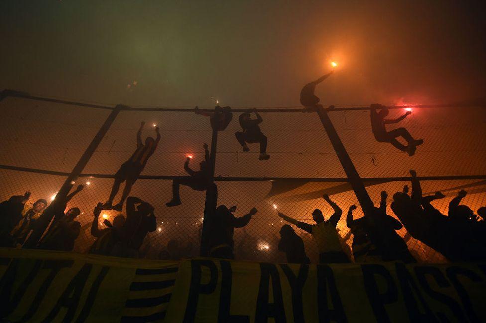 Fans of Peñarol cheer for their team before the start of the Copa Libertadores quarter-final second leg football match between Uruguay's Peñarol and Brazil's Flamengo at the Campeon del Siglo stadium in Montevideo, on September 26, 2024. 