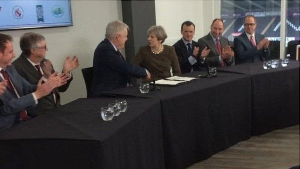 Carwyn Jones a Theresa May yn cyfarfod i arwyddo'r fargen a thrafod Brexit