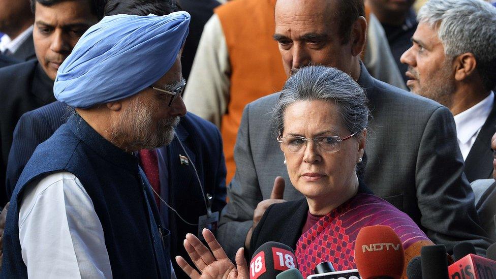 Sonia Gandhi addresses a media briefing with former Indian Prime Minister Manmohan Singh (L) inside All India Congress Committee (AICC) headquarters in New Delhi (19 December 2015)