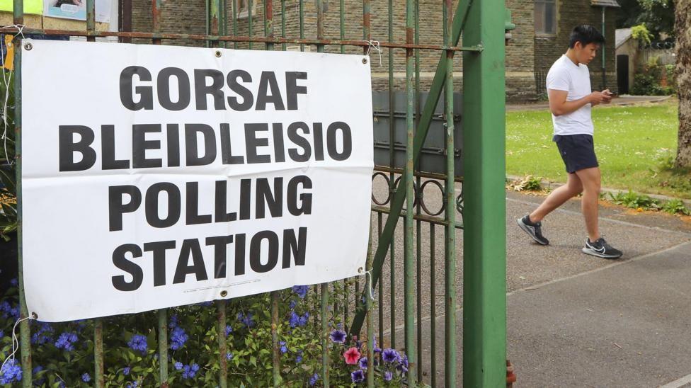 Fe fydd etholwyr yn pleidleisio ar 23 Hydref