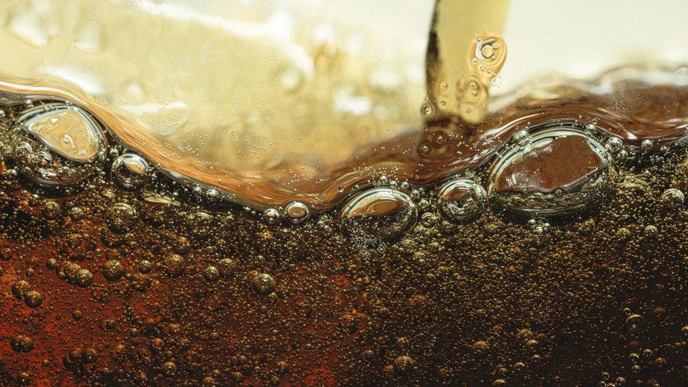 close-up-image-of-a-brown-fizzy-drink